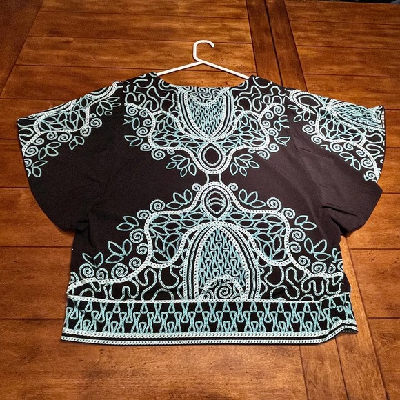 Two Dif. Women's Tops Sz Large Short Sleeve Pullover S1029-.01 - Picture 5 of 7